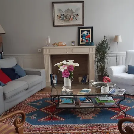 D'hotes Les Jardins De La Cathedrale 住宿加早餐酒店 昂古莱姆