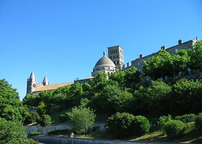 Couette-café D'hotes Les Jardins De La Cathedrale 3*